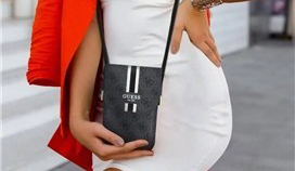 راحتی در استفاده از کیف دوشی GUESS مدل 4G WALLET WITH STRIPS