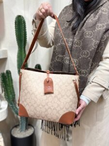 نمای جلویی کیف دوشی MICHAEL KORS مدل 474