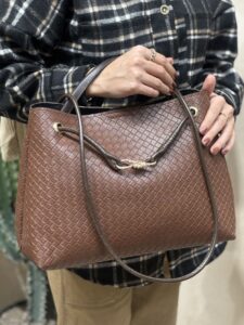 استایل کیف دوشی دستی زنانه BOTTEGA VENETA مدل 481