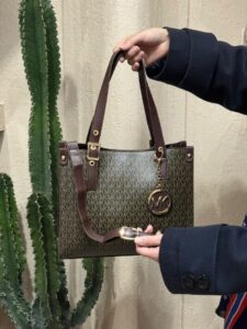 نمای جلویی کیف دوشی دستی MICHAEL KORS مدل 440