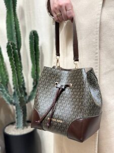نمای جلویی کیف دوشی دستی MICHAEL KORS مدل 476