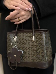 نمای جلویی کیف دستی MICHAEL KORS مدل 467